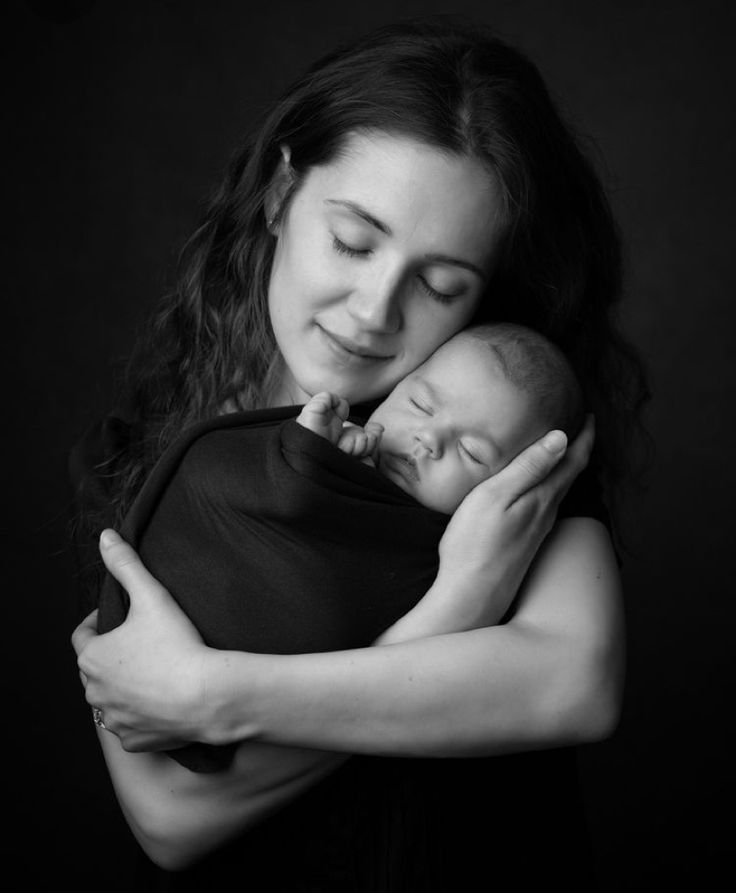 Newborn photoshoot with parents arm pose